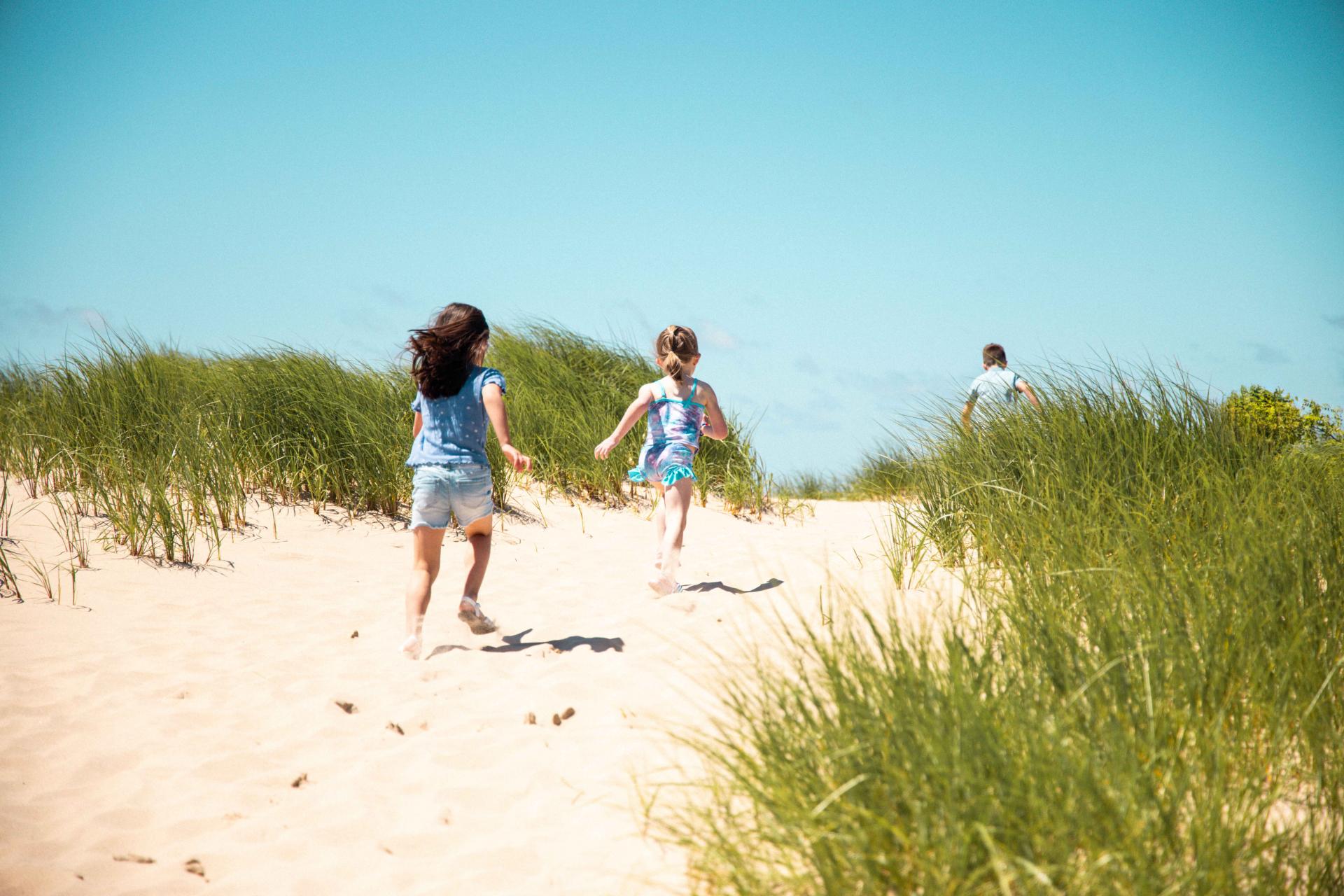 Kids running in Tiscornia Beach